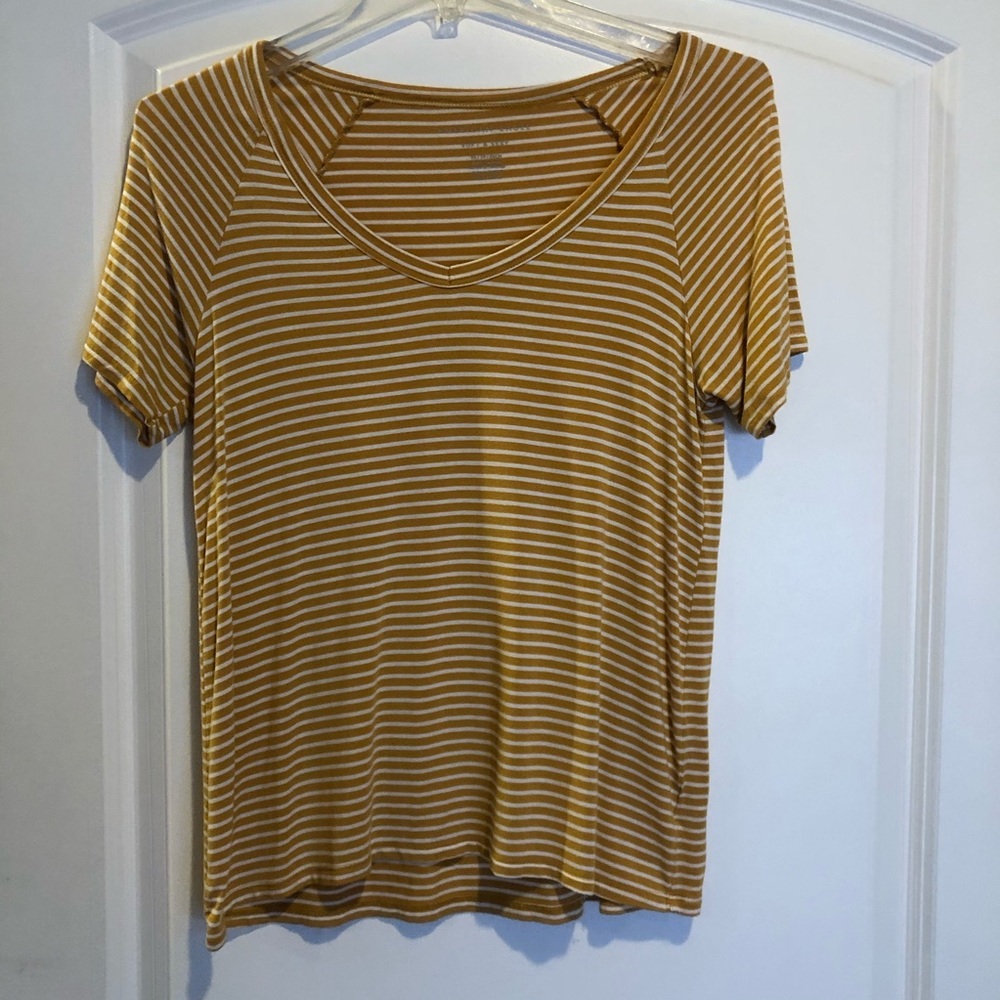 AEO v neck shirt, size XS